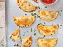 Empanadas kun je in heel Midden- en Zuid-Amerika vinden. De pasteitjes komen in allerlei soorten voor met verschillende vullingen voor. Met vlees, kip of vis of zelfs zoet. Deze versie maken we met een kant en klaar deeg en een vulling van gehakt.