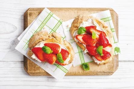 Toast aard­bei­en en ba­si­li­cum