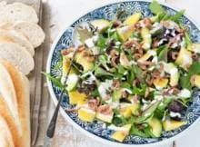 Deze avocadosalade is van alle markten thuis. Romig door de avocado en fris en fruitig dankzij mango en citroen. Nog een plus: hij staat in 10 min. op tafel.