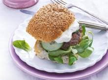 Met gebakken uitjes, verse dille en peterselie maak je een kruidige Griekse burger. En tzatziki voor de finishing touch.