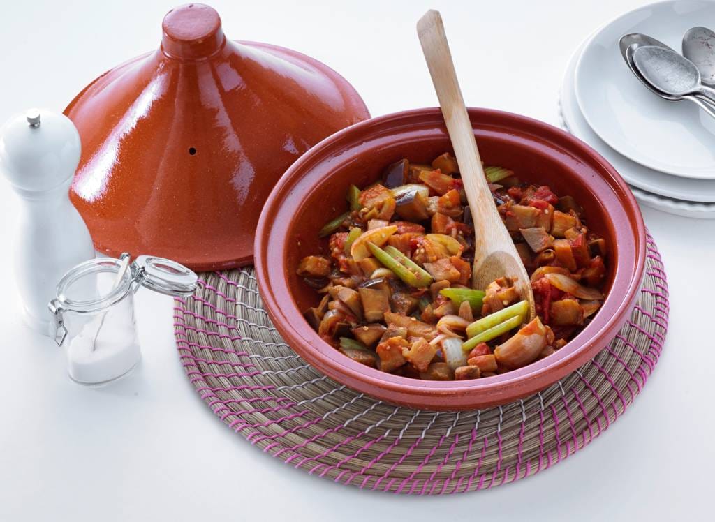 Kruidige tajine met aubergine, knoflook, olie en tomatenblokjes recept