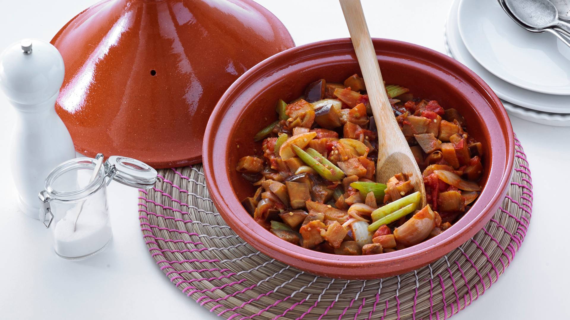Kruidige tajine met aubergine, knoflook, olie en tomatenblokjes recept
