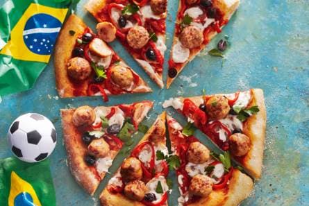 Pizza met kip-chorizoballetjes