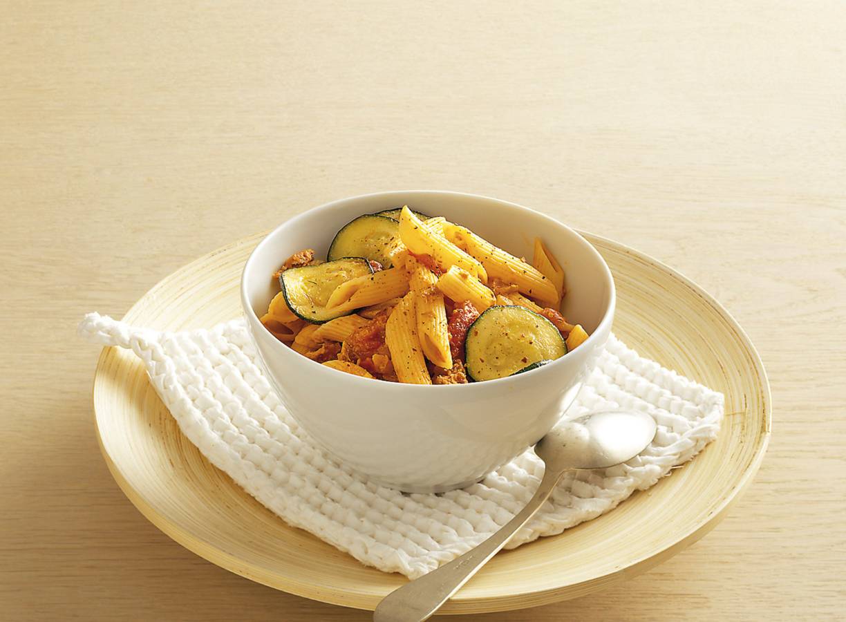 Penne met tonijnsaus en courgette