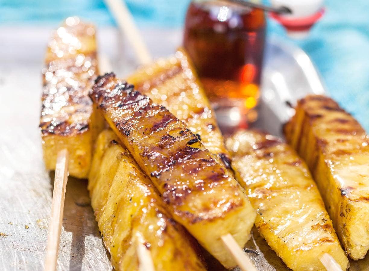 Geroosterde ananas met kaneelijs