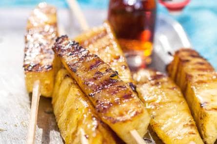 Geroosterde ananas met kaneelijs