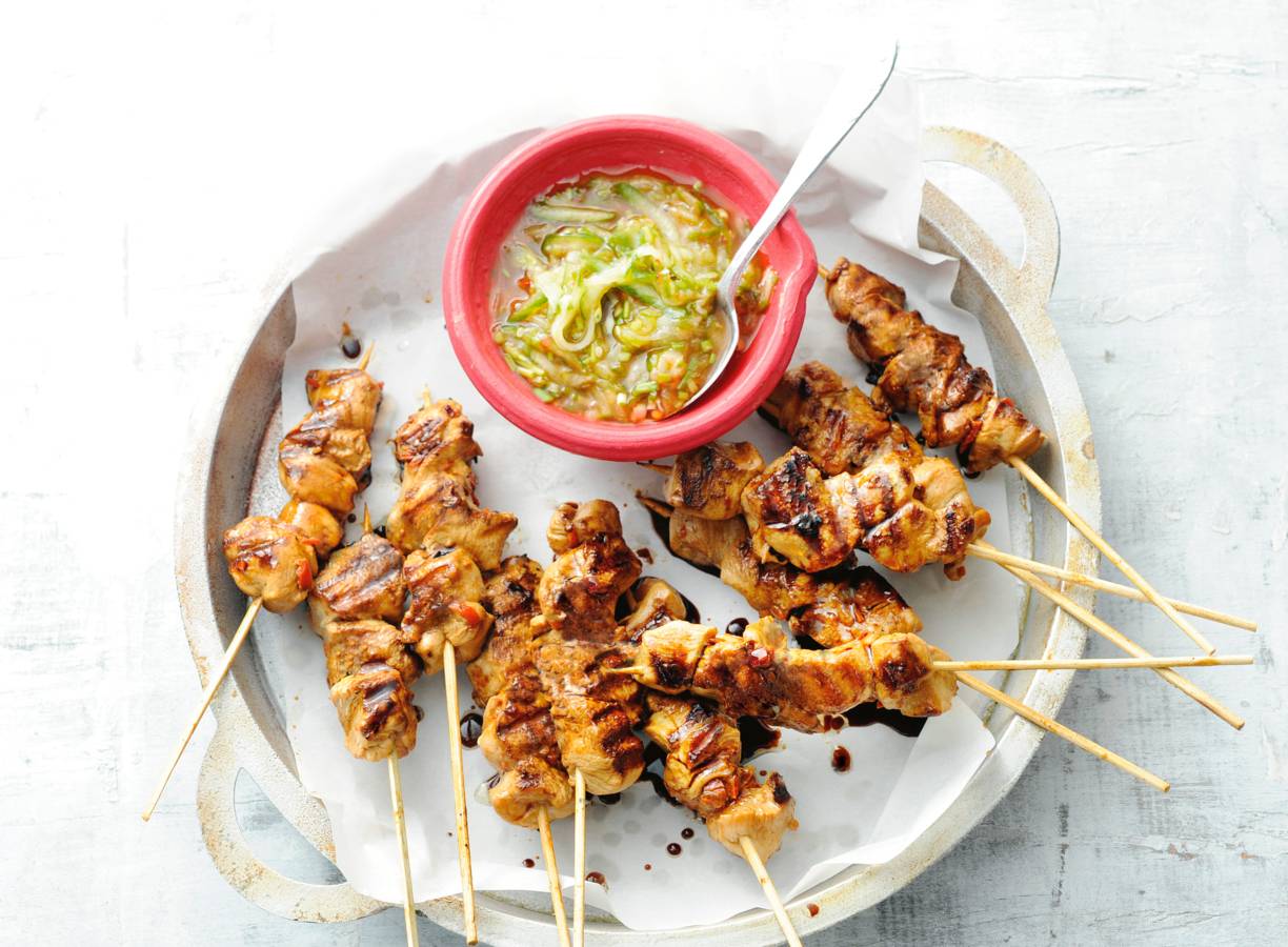 Pittige kipspiesjes met Thaise komkommerdip
