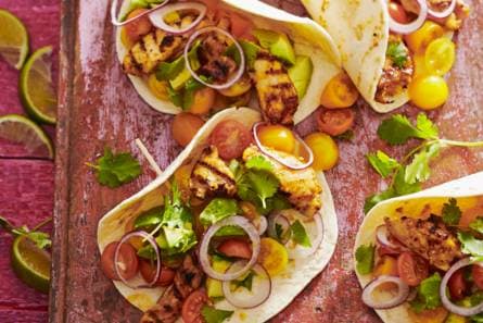 Gordita's met gegrilde kip en avocadosalade