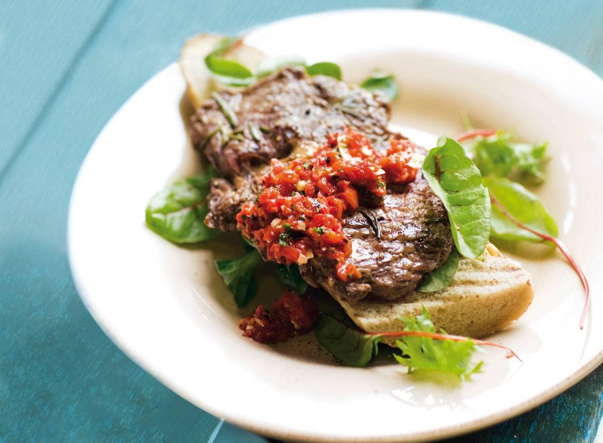 Gemarineerde entrecote met pittige paprikasaus