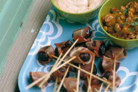 Minispiesjes met pruimen en bacon