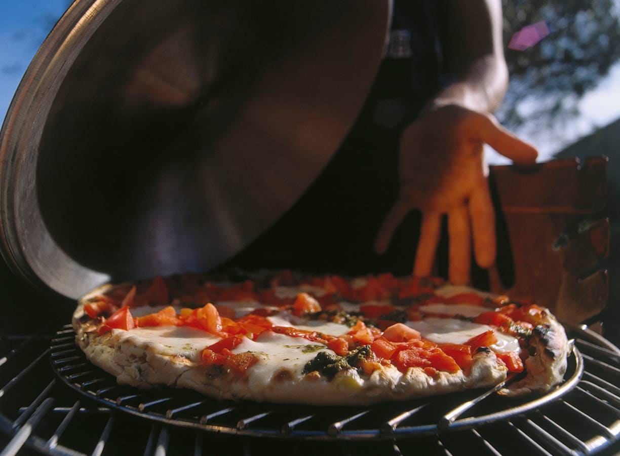 Gegrilde pizza met tomaat en mozzarella