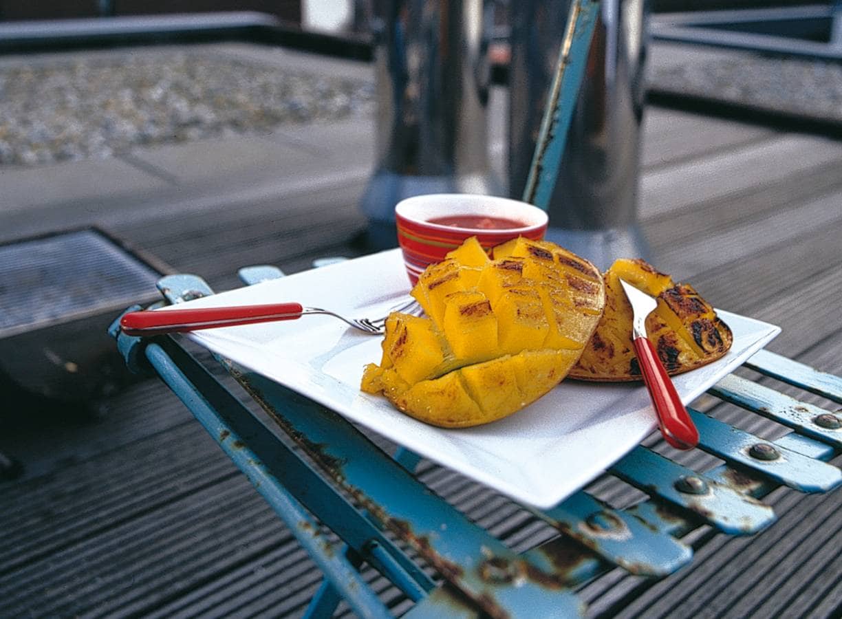 Gegrilde mango met aardbeien-gemberdip