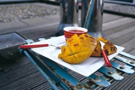 Gegrilde mango met aardbeien-gemberdip
