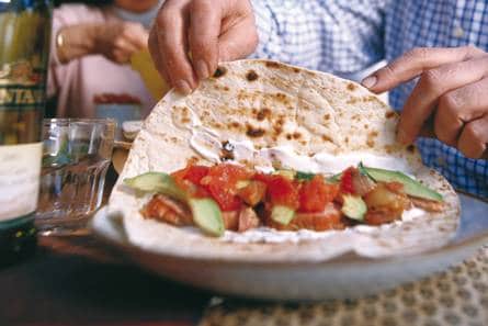Gerookte kiprollade met bloemtortilla's