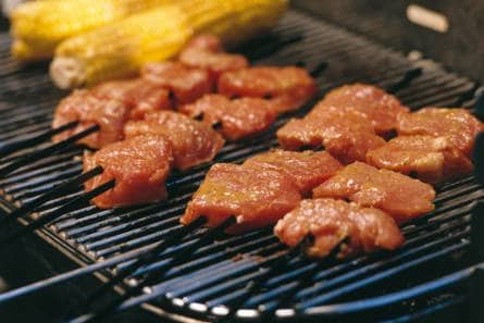 Spiesen van varkenshaas in mosterdmarinade