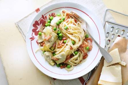Spaghetti carbonara met erwten en artisjokken