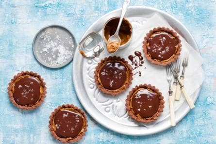 Chocoladetaartjes met karamel en zeezout
