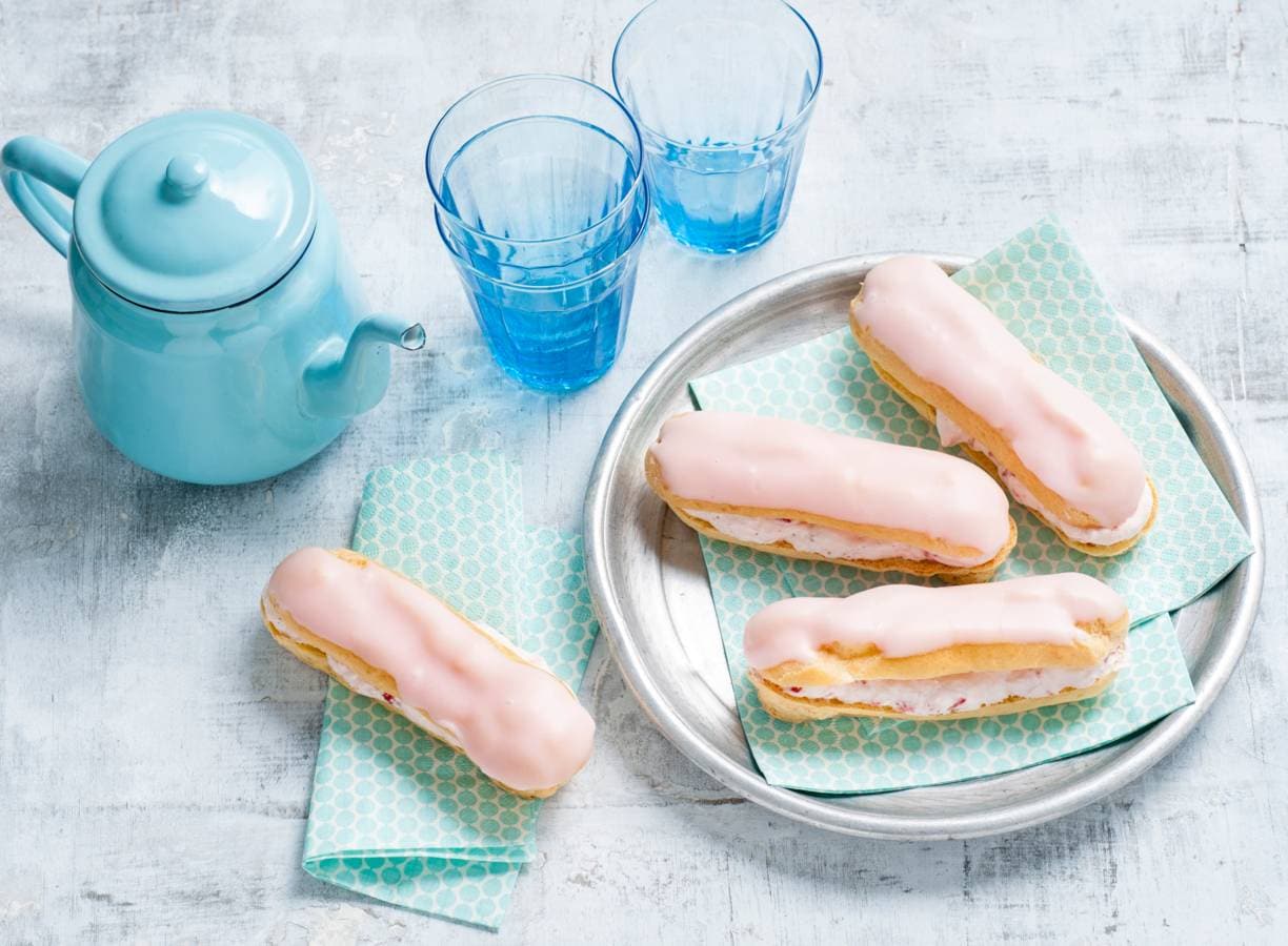 Eclairs met aardbeienroom