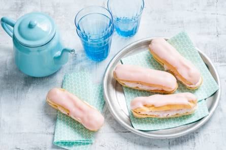 Eclairs met aardbeienroom