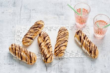Eclairs met banaan en chocolade