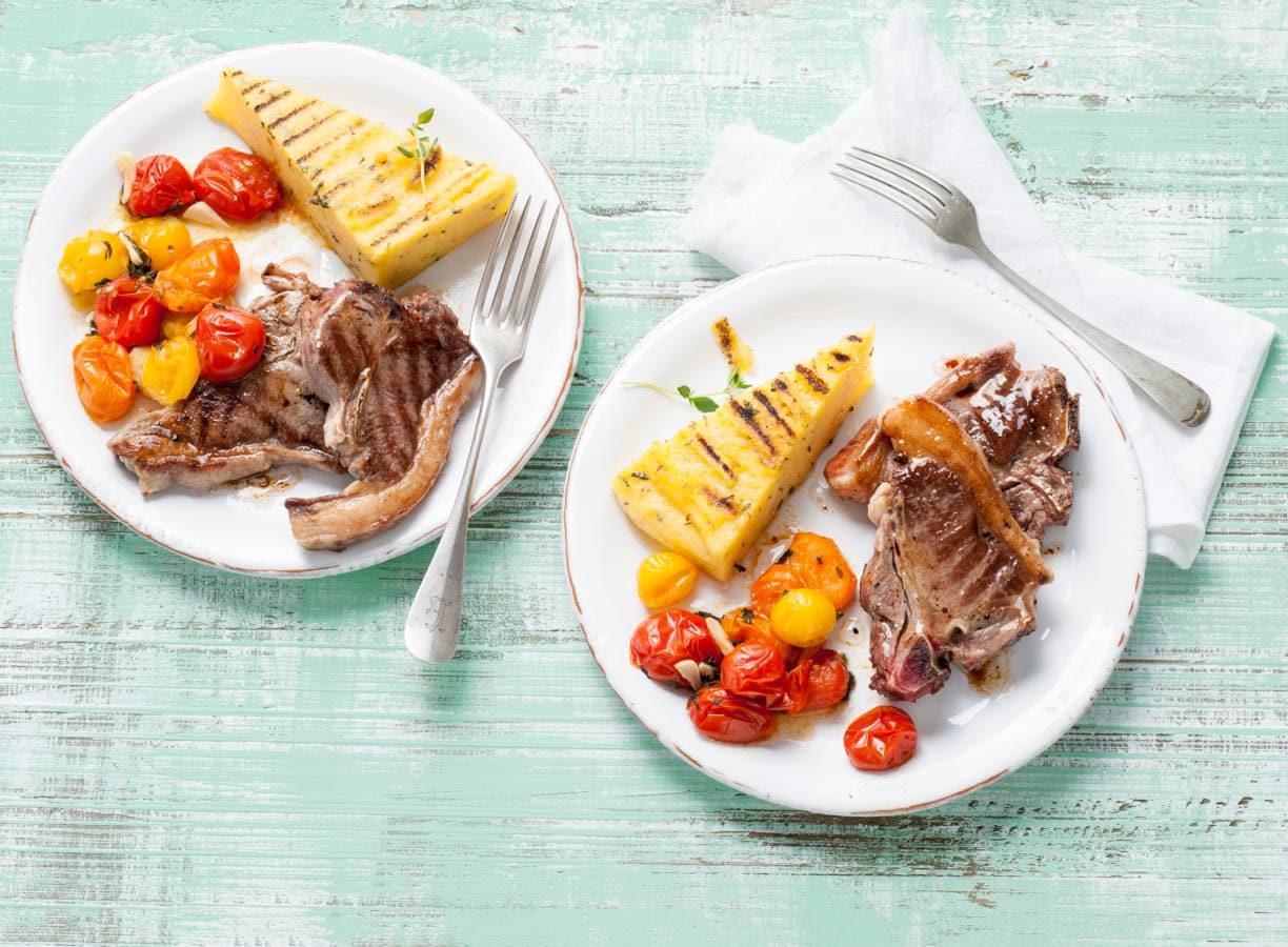 Gegrilde polenta met lamskoteletten