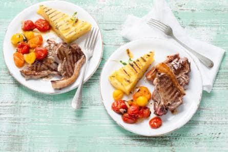 Gegrilde polenta met lamskoteletten