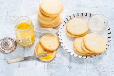 Kokoswhoopies met lemon curd