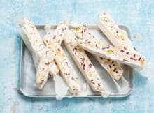 Blokjes nougat met hazelnoten, pistachenoten en gedroogde cranberry's.