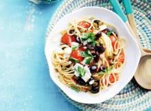 Klassieke Italiaanse spaghetti met het zoete van gebakken romaatjes en het zoute van de olijven en witte kaas.