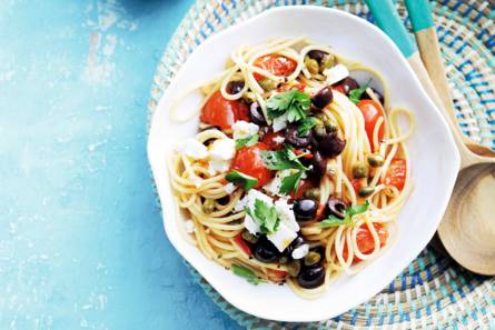 Spaghetti alla puttanesca met witte kaasblokjes