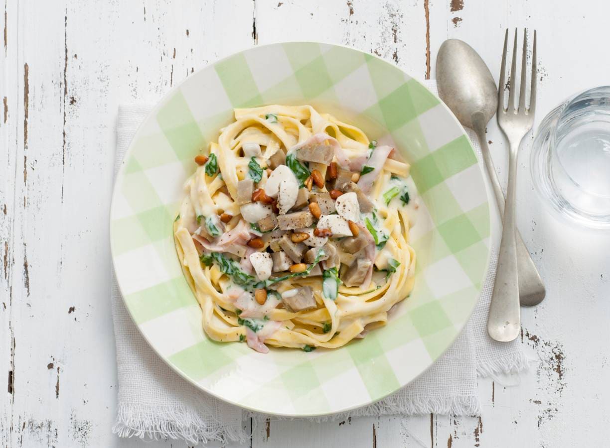 Tagliatelle met artisjokbodems, spinazie en beenham