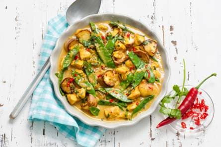 Indiase curry met kokosmelk, kip en meirapen