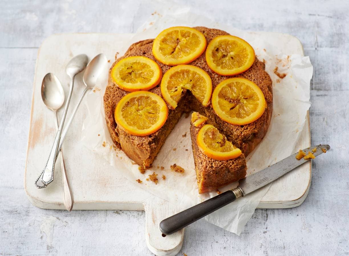 Polentataart met gekonfijte sinaasappel & sinaasappelsiroop