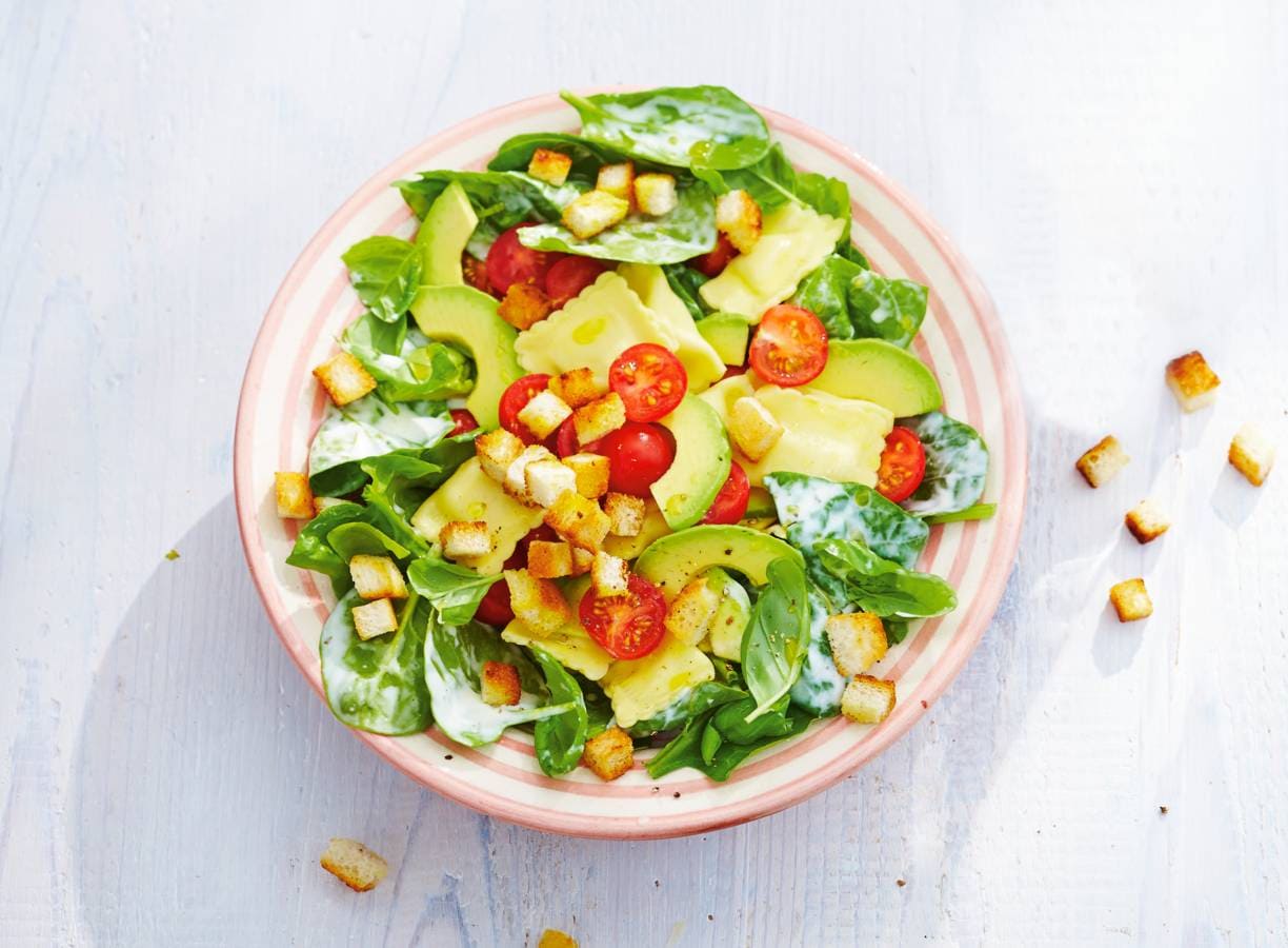 Spinaziesalade met pasta en avocado