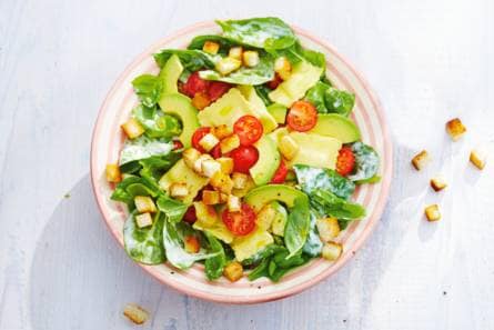 Spinaziesalade met pasta en avocado