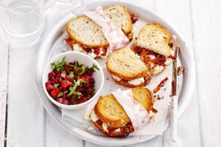 Tosti geitenkaas-tomaat met bietjessalade