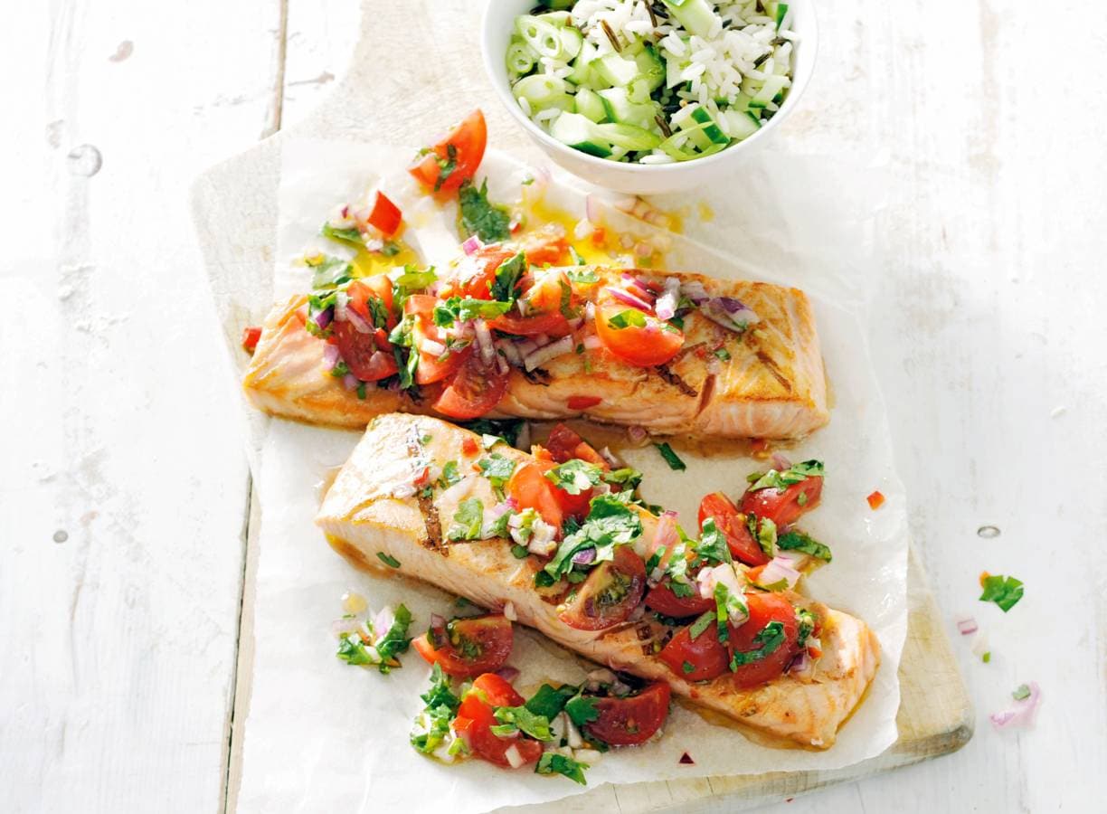 Gegrilde zalm met salsa van cherrytomaten