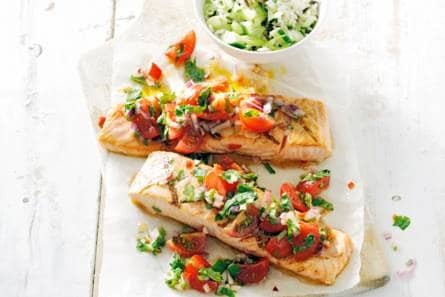 Gegrilde zalm met salsa van cherrytomaten