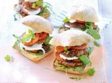 Dit is op en top zomer! Twee zelfgemaakte burgers van de BBQ geserveerd met tomaat en mozzarella