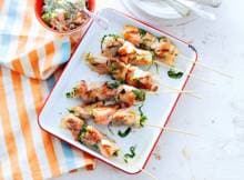 Uitgesproken smaken, deze zalm-hamspiesen. De rucolasaus met walnoten en mierikswortel is lekker pittig.
