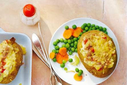 Gepofte aardappel met tonijn