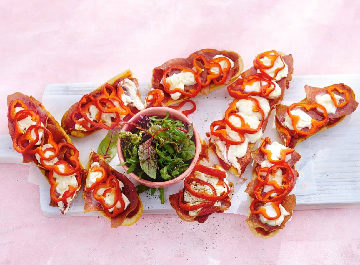 Pizzabaguettes met paprika en salami