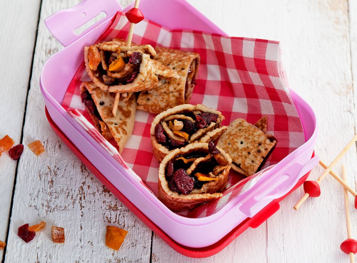 Pannenkoekrolletjes met appelstroop en gedroogd fruit