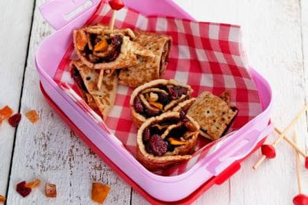 Pannenkoekrolletjes met appelstroop en gedroogd fruit