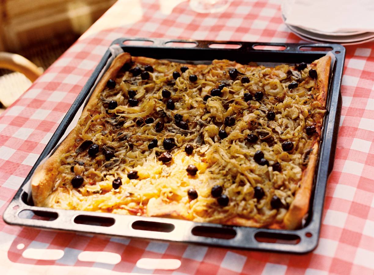 Franse uienpizza met groene salade (pissaladière)
