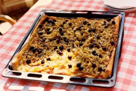 Franse uienpizza met groene salade (pissaladière)