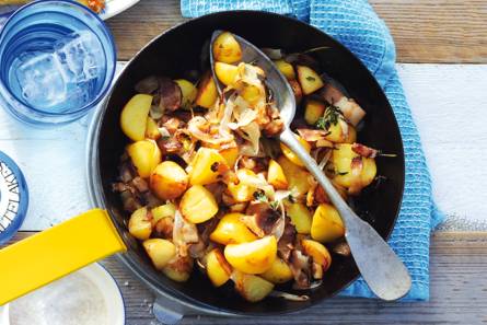 Gebakken aardappelen met spek en ui