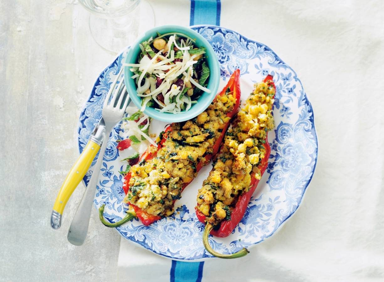 Gevulde zoete puntpaprika's met spitskoolsalade