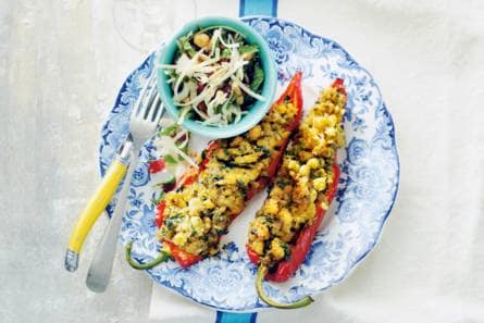 Gevulde zoete puntpaprika's met spitskoolsalade