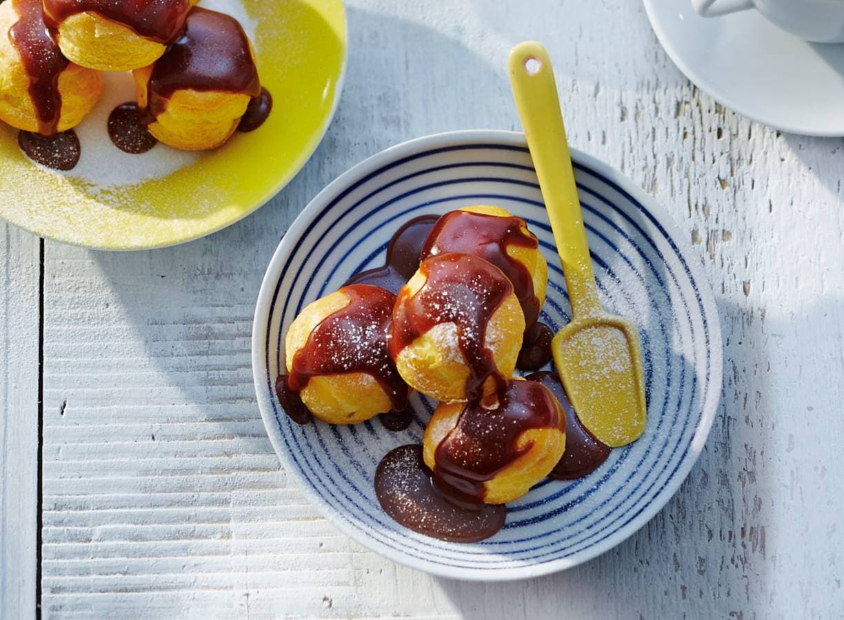 Soesjestorentjes met choco-karamelsaus